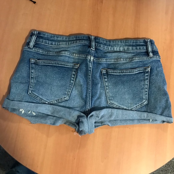 WAREHOUSE ONE•SIZE 10•EMBROIDERED• FLORAL•SHORTS - Picture 2 of 4